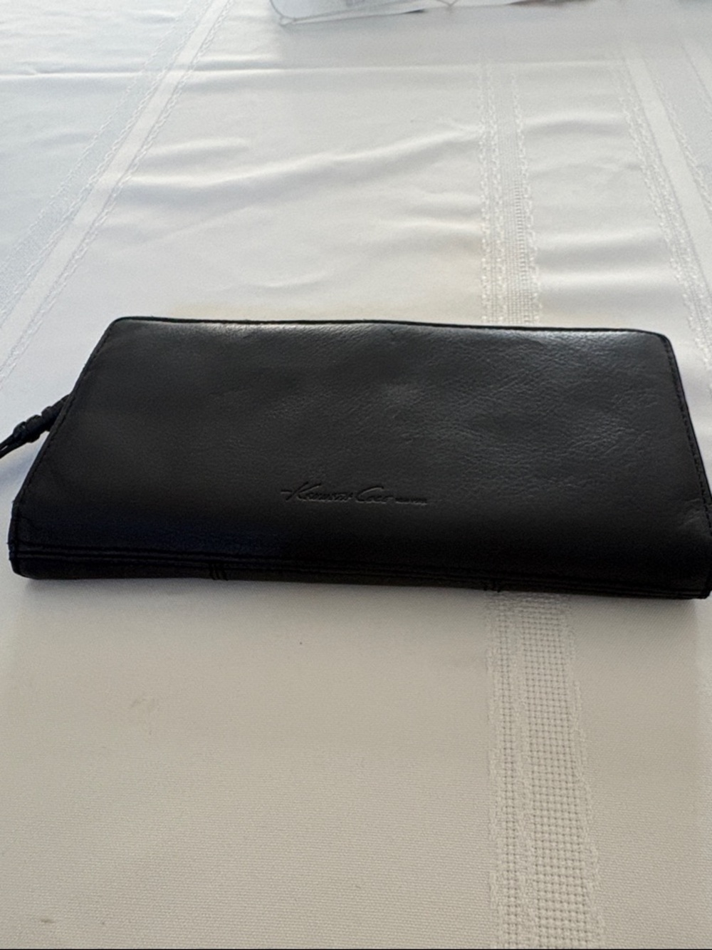 Kenneth Cole Black Leather Zip Clutch Wallet